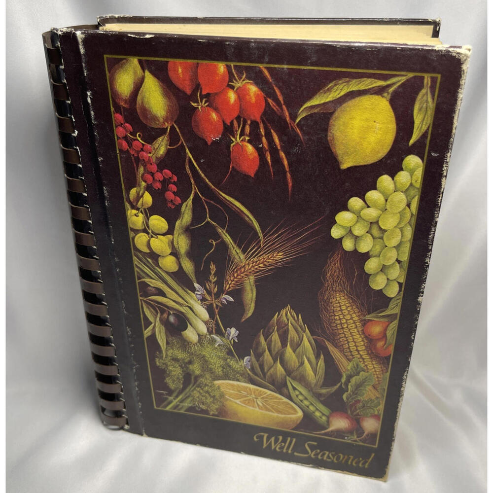 Well-Seasoned A Southern Classic 1982 Les Passees Inc. Memphis, Tenn. Cookbook